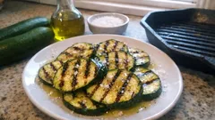 Gegrillte Zucchetti mit feinen Röstaromen – so gelingen sie in der Grillpfanne