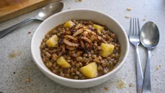 Wärmende Linsen auf sauer: mit Kartoffeln und goldbraunen Röstzwiebeln