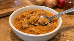 Segediner Gulasch mit Sauerkraut – sämig, würzig und alles in einem Topf