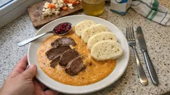 Svíčková wie in Böhmen: zart geschmortes Rind in Rahmsauce mit Brotscheibenknödeln