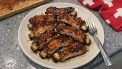 Schweinsrippchen aus dem Ofen mit Honig-Senf-Glasur – aussen karamellisiert, innen saftig