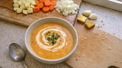 Sämige Kartoffelsuppe mit Rüebli und Rahm – cremig ohne Mehl, ganz einfach