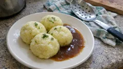 Weiche Kartoffelknödel, die nicht zerfallen – so gelingen sie ganz entspannt
