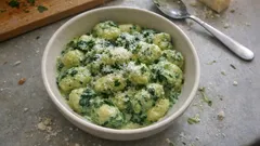 Krämige Spinat-Noki mit Rahm – ein schnelles Feierabendgericht, das immer gelingt