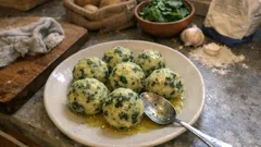 Kartoffelknödel mit Spinat – so werden sie weich, aber zerfallen im Wasser nicht
