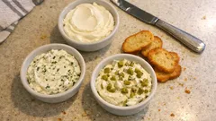 Frischkäse aus griechischem Joghurt – über Nacht abtropfen, dann fein variieren