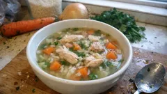 Poulet-Rüebli-Reis-Suppe wie zuhause – mit kurzem Anrösten für mehr Aroma