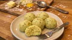 Chnödel, die nicht zerfallen: mit warmem Wasser und Butter ganz einfach