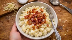 Halušky mit Brynza & Speck – mit dem Kochwasser-Trick wird die Sauce extra cremig