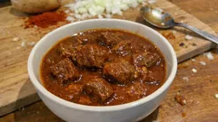 Rindsgulasch wie daheim: so gelingt die sämige, schön rote Sauce ohne Tricks