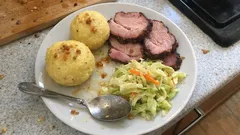 Kartoffelknödel mit Rauchfleisch und Krautsalat – so werden sie schön locker