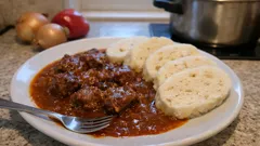 Rindsgulasch mit Serviettenknödeln: der Zwiebelboden-Trick für eine sämige Sauce