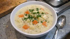 Kartoffelsuppe mit Wurzelgemüse – sämig, schnell gekocht und mit einem Frische-Trick