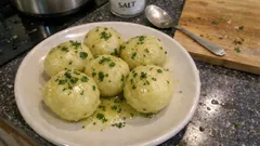 Kartoffelknödel ohne Kneten: locker, schnell und direkt ins Salzwasser
